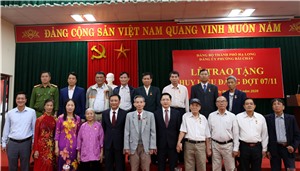 Phó Bí thư Thành ủy trao tặng Huy hiệu đảng tại Đảng bộ phường Bãi Cháy