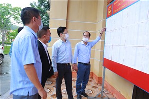Đồng chí Phạm Lê Hưng, Phó Bí thư Thành ủy kiểm tra công tác bầu cử tại một số địa phương