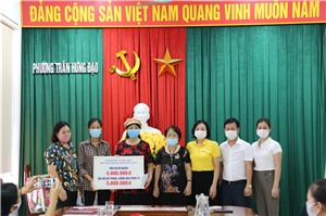 Phường Trần Hưng Đạo trao quà cho hộ nghèo